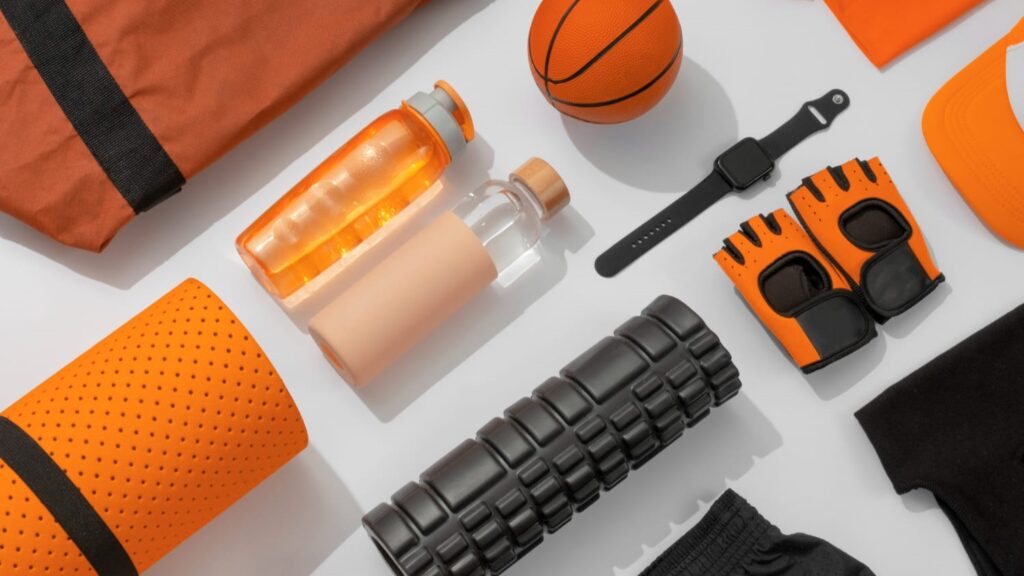 Sportaccessoires en herstelsupport, waaronder foamroller, drinkflessen en fitnesshandschoenen voor ontspanning.