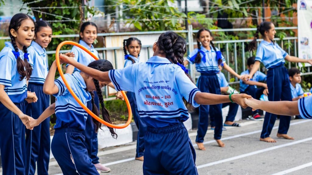 Kinderen spelen actief in een groepsspel met hoepel tijdens een sportieve dag op school