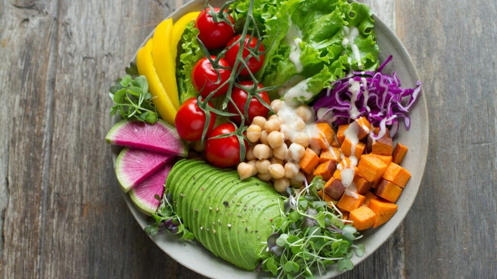 Kleurrijke voedzame salade met avocado, kikkererwten en groenten – onderdeel van een gezonde routine