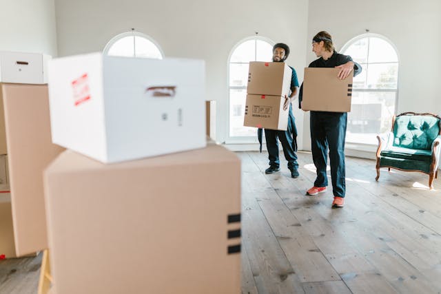 Zware meubels tillen zonder rugpijn is het makkelijkste als je het gewoonlaat uitbesteden door een ander bedrijf