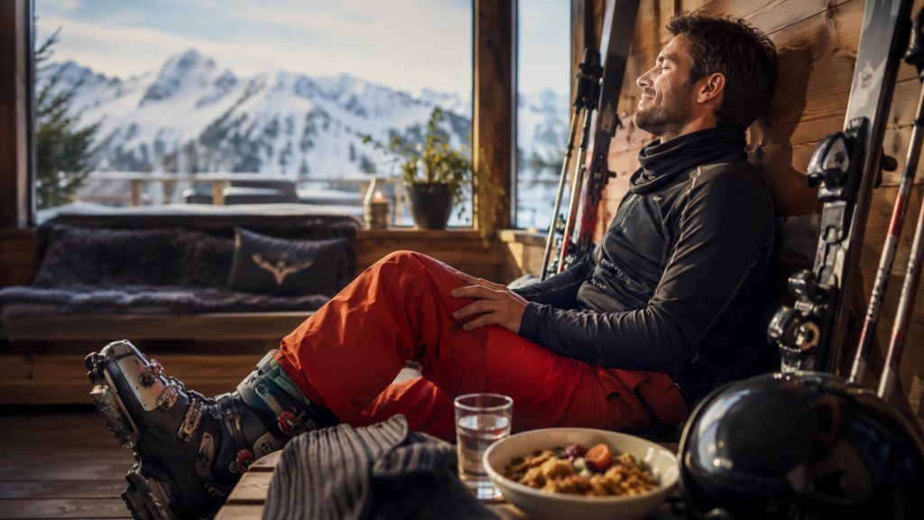 man rust uit na dag op de piste